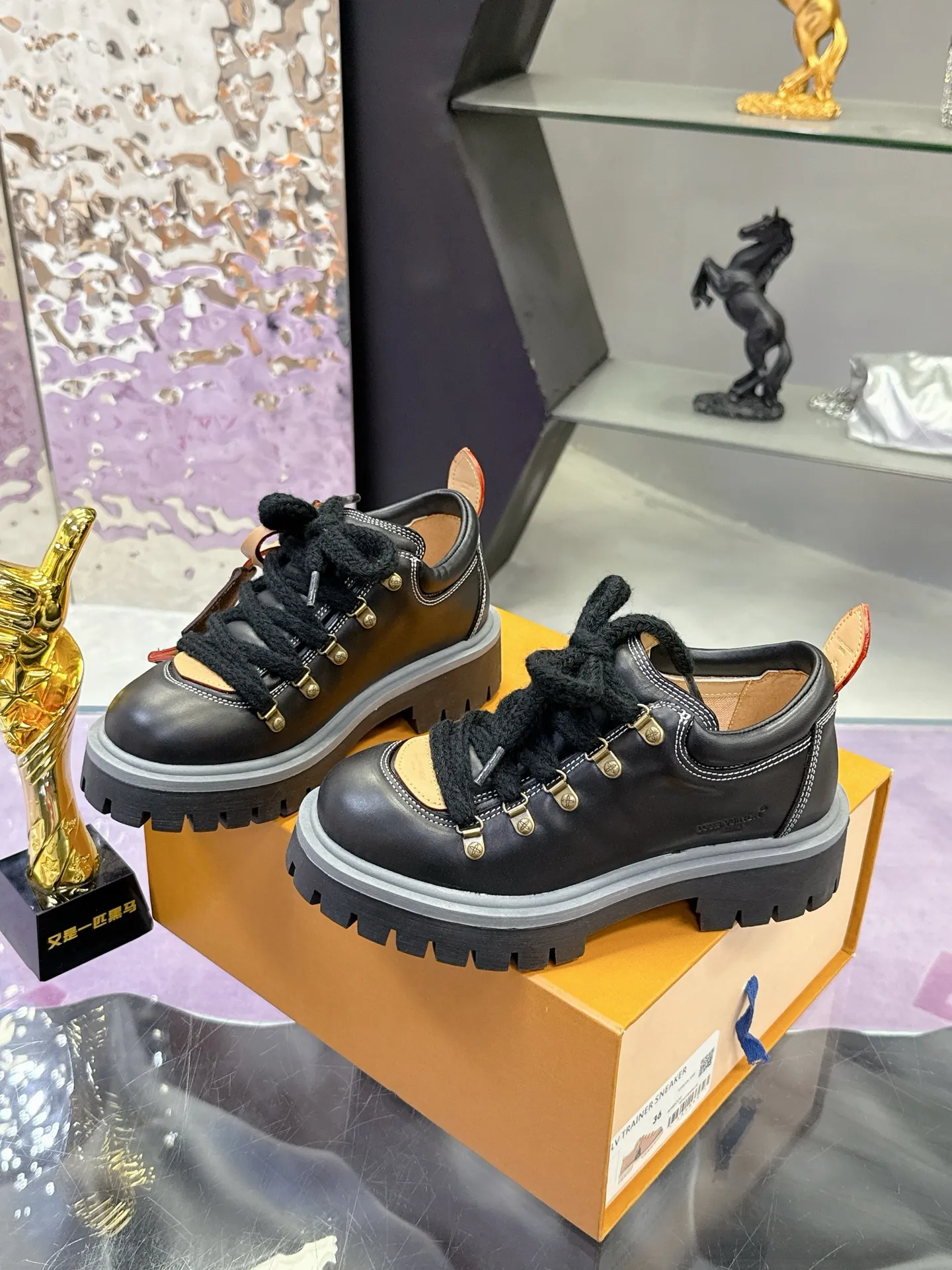 Factory price: 700💰 LV | Louis Vuitton 🧡💚2025 autumn and winter new style, top version ⚠️ The counter features the latest LV REMIX lace-up mountaineering derby shoes, new hard goods 🆕 ❥BS purchasing level! Full of high-end feel! A popular model among bloggers at home and abroad, it’s retro and fashionable, and looks stunning on your feet! Mainly recommended model on the official website★ ▪️Upper: top-quality first-layer cowhide ▪️Inner lining: imported sheepskin ▪️Outsole: original molded T men's shoes 💰U anti-slip outsole ▪️Sole height: 3.5cm ▪️Shoe size: Female 35-41 (41 customized, non-refundable) Male 39-45 (46 customized, non-refundable)